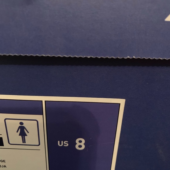 WHITE AND NAVY MIZUNO CLEATS(Never worn) (WOMENS) - Picture 6 of 6